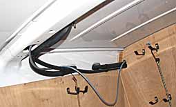 Pasar los flexibles y cables eléctrico de alimentación dentro de la cabina